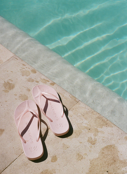 Playa Dolly beach flip flop waterproof sandal with toe pillow, arch support and toe post anchor in pink.