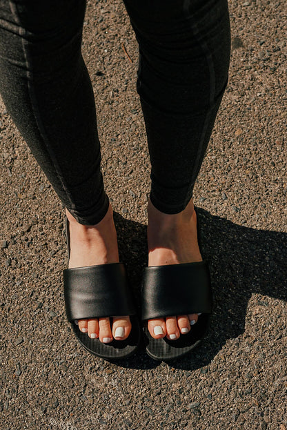 Slaya Sobrero athletic slide with toe pillow and arch support in black